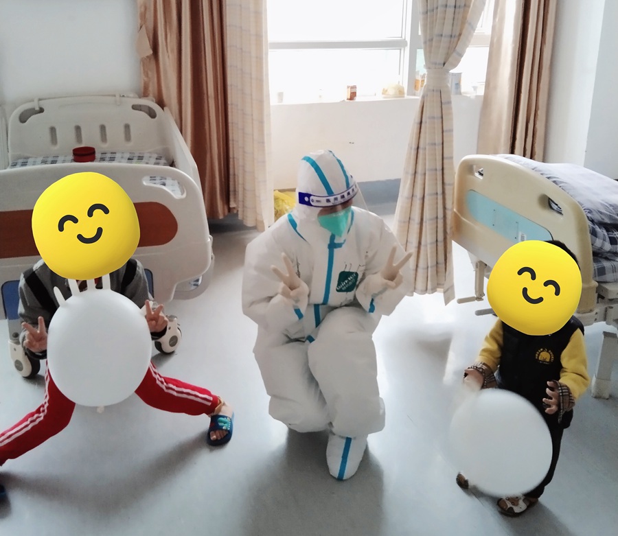 隔离病房的护士与小朋友一起玩游戏。泉州市第一医院城东院区供图