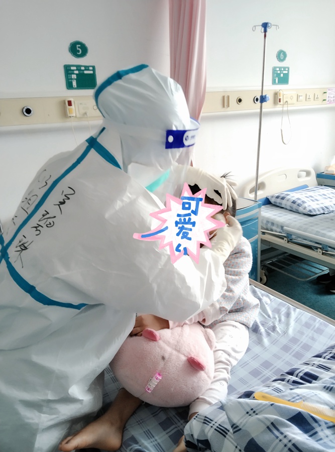 隔离病房的护士为小朋友戴好口罩。泉州市第一医院城东院区供图