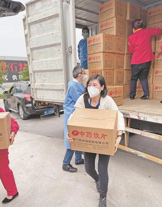 在东南公益志愿者协助下,50万包中药汤剂成功完成配送。
