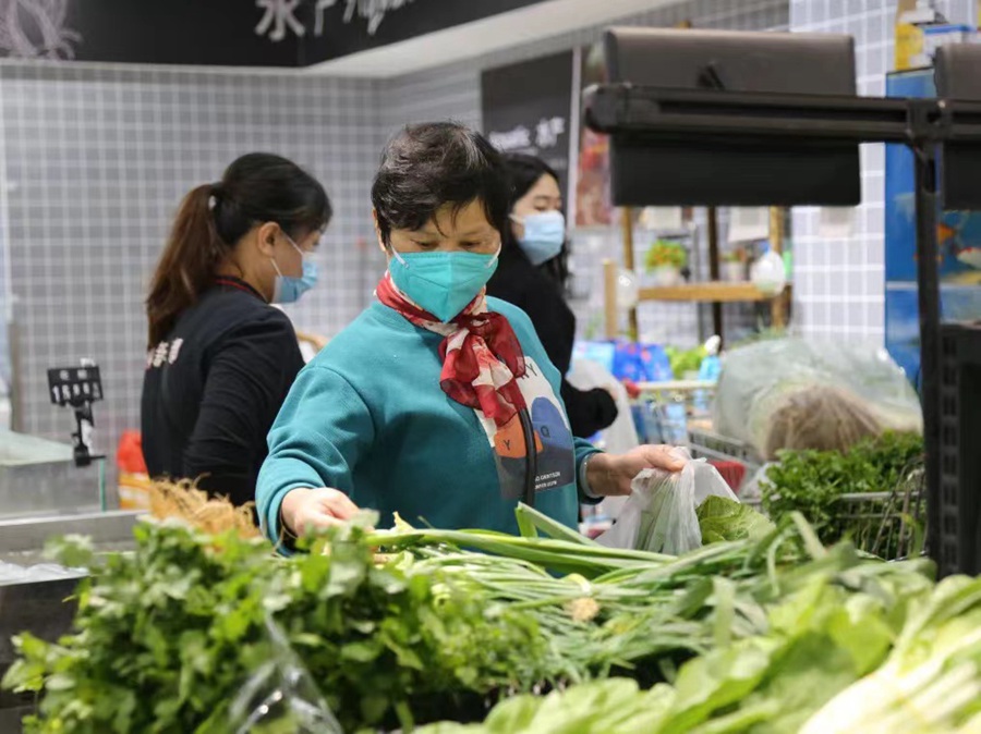 商超中，市民正在选购蔬菜。新华都泉州丰泽店供图