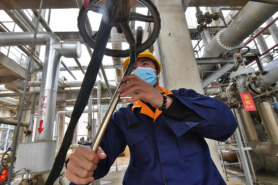 液化石油气厂中，工人正在检修管道。 洪坤泽摄