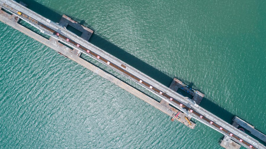 湄洲湾跨海大桥位于福建省莆田市及泉州市境内，全长14.7公里。中铁十一局集团供图