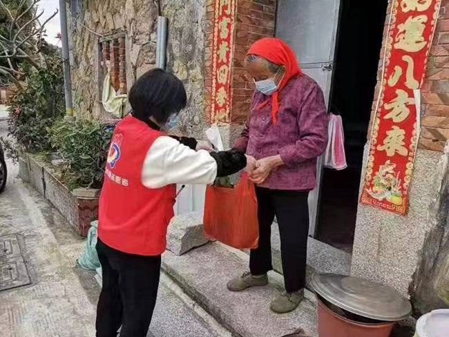 志願者為村裡老人送去生活物資。泉州市商務局供圖
