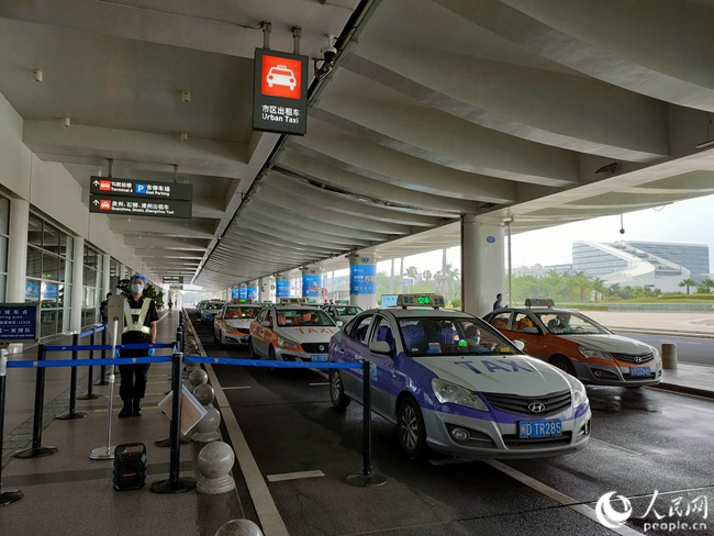 5月11日上午，厦门高崎国际机场到达层，待客出租车井然有序。人民网 陈博摄