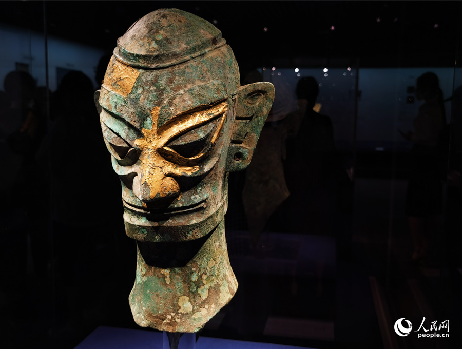 福建博物院展出的戴金面罩铜人头像。人民网 刘卿摄