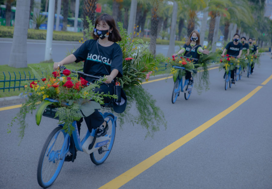 在風景怡人的環島路，“送花使者”小分隊騎著裝飾獨特的單車，沿著海岸線騎行。思明區融媒體中心供圖