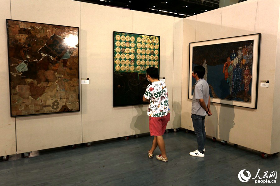 市民在展廳內觀賞漆畫作品。人民網 陳博攝