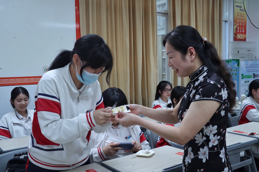 班主任給每個學生分發帶著名字的蛋糕，並一一叮囑。唐麗姿攝