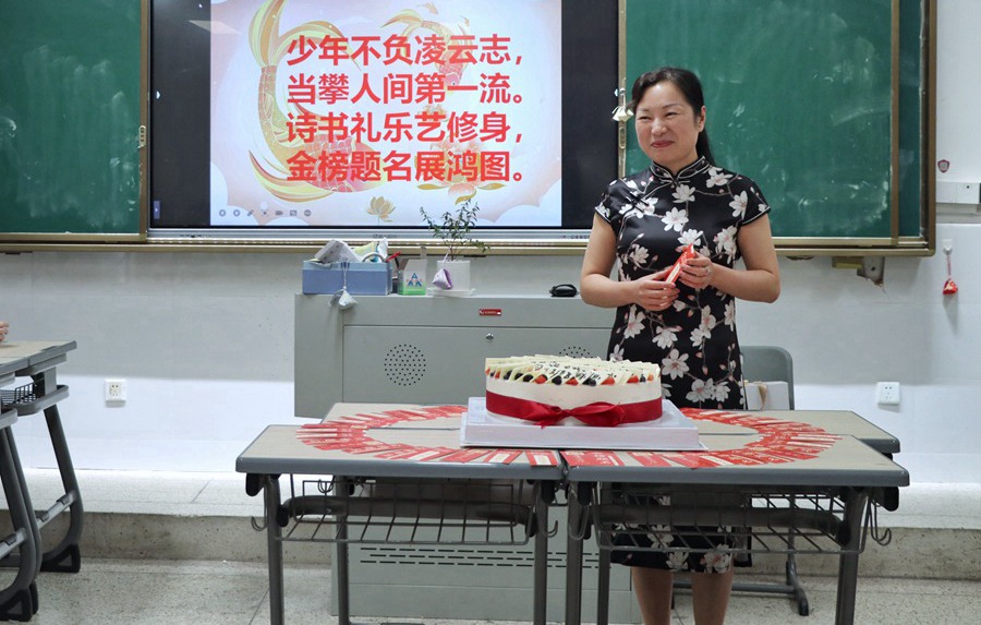班主任張榕特地作了一首詩，在課上送給了即將奔赴考場，奔向錦繡前程的孩子們。唐麗姿攝