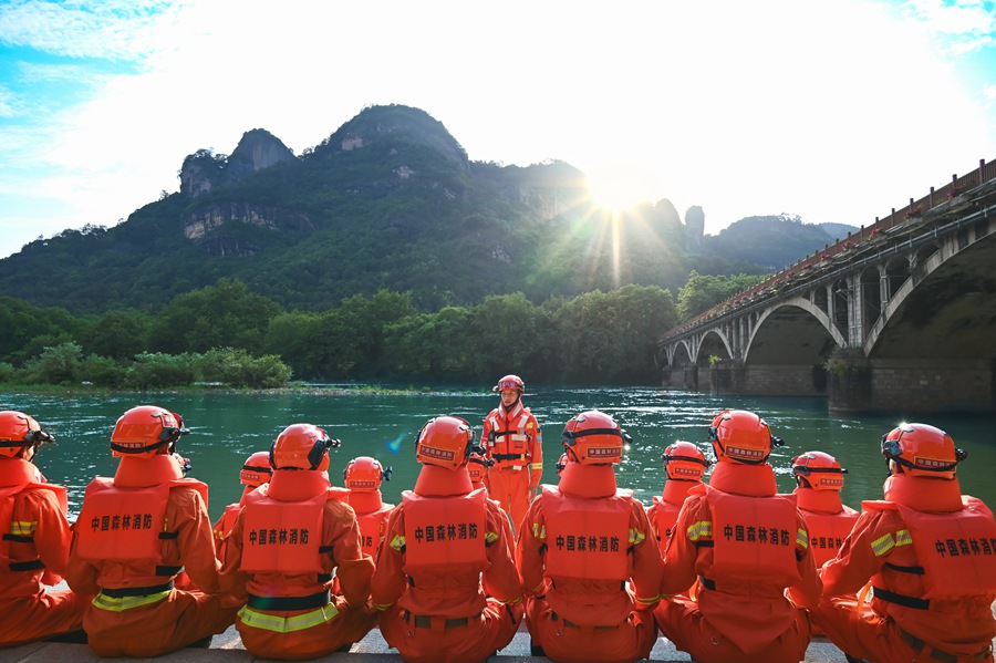 福建省森林消防总队南平支队指战员开展水域救援理论授课。陈昊�錾�