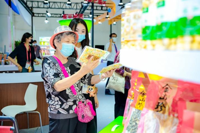 市民在福建館內選購產品。主辦方供圖