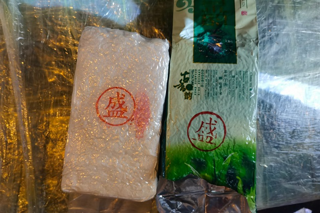 偽裝成茶葉包裝的毒品。福建海警局供圖