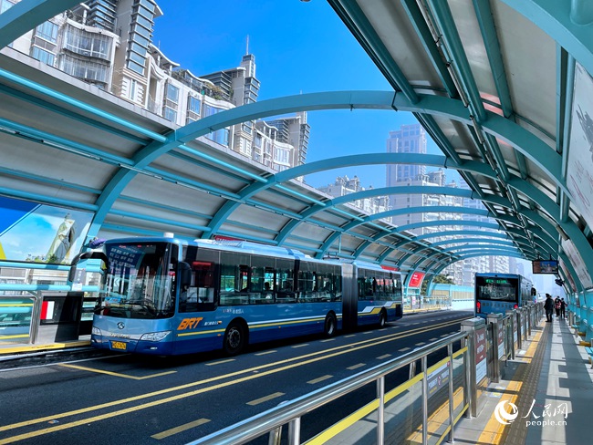 “一碼通行”后，廈門市民乘公共交通出行更方便了。人民網 張萌攝