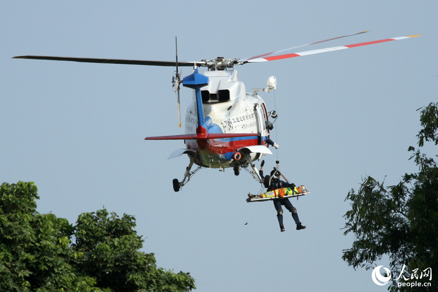 直升机参与救援演练。人民网 陈博摄