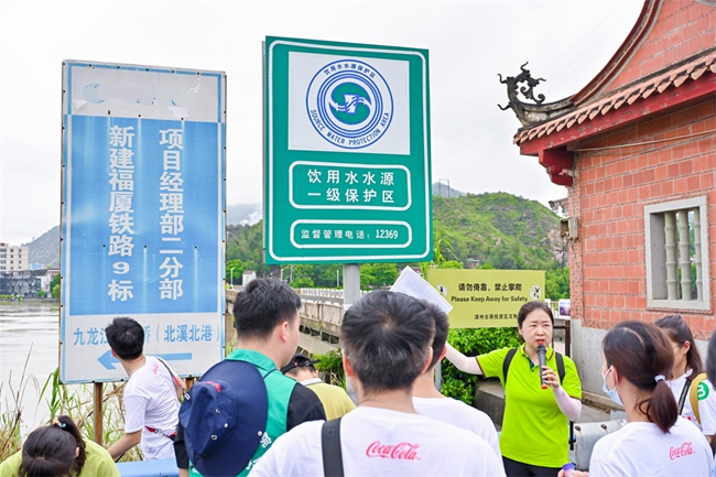 志愿者了解饮用水水源保护。厦门市水利局供图