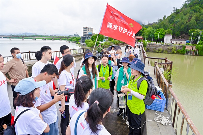 志愿者现场检测水质。厦门市水利局供图
