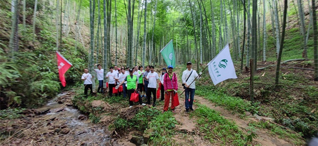 志愿者攀登将军山探水源。厦门市水利局供图