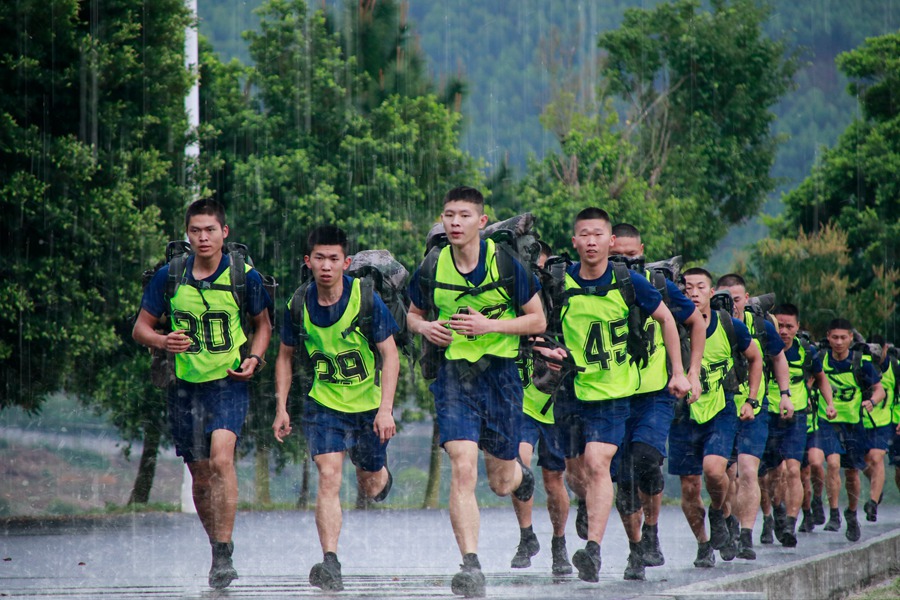 消防救援人員雨天開展負重五公裡訓練。陳昊燊攝