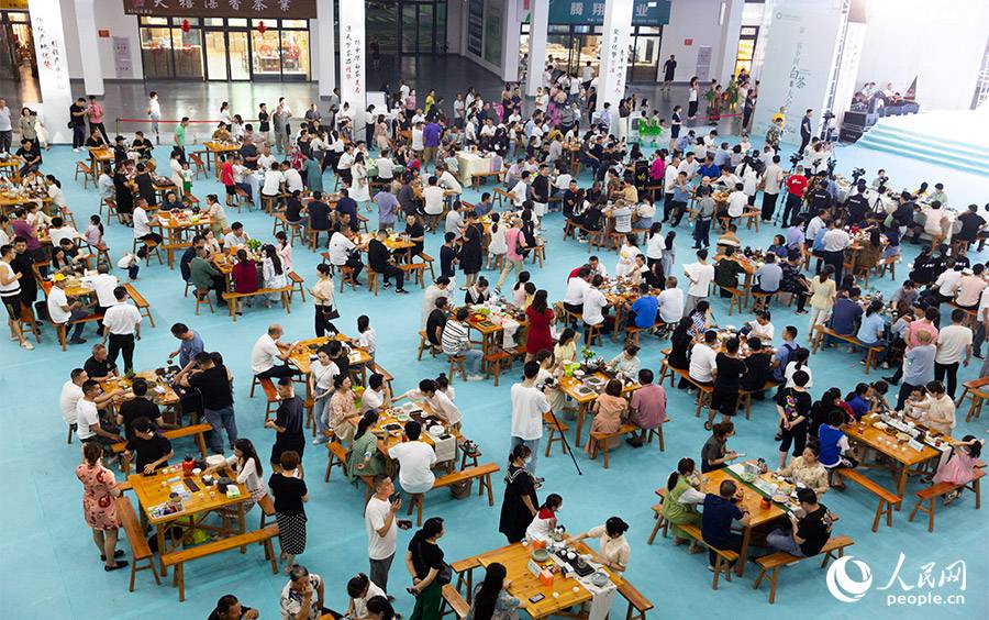 第二届中国白茶大会上的“斗茶品茗”活动热闹非凡。人民网 焦艳摄