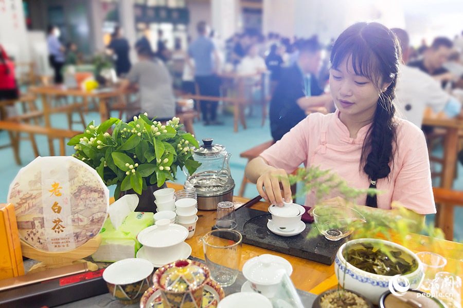 第二届中国白茶大会上，茶友们相聚一堂展示自家的茶叶与茶艺。人民网 焦艳摄