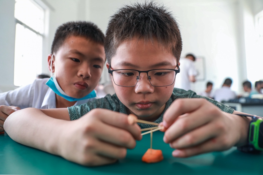 学生在做科学试验。郑文典摄