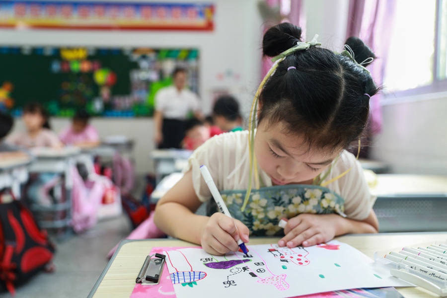 学生在上美术课。郑文典摄