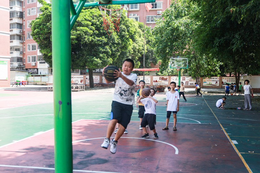 学生们在上体育课。郑文典摄