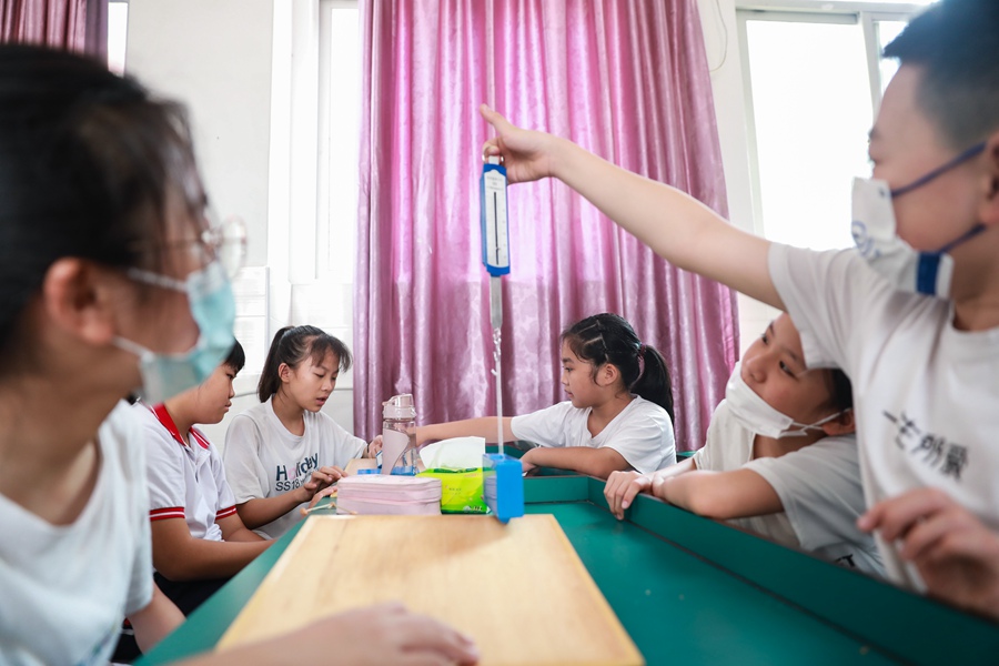 学生在做科学试验。郑文典摄