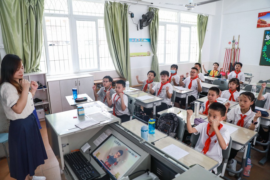 学生在上音乐课。郑文典摄