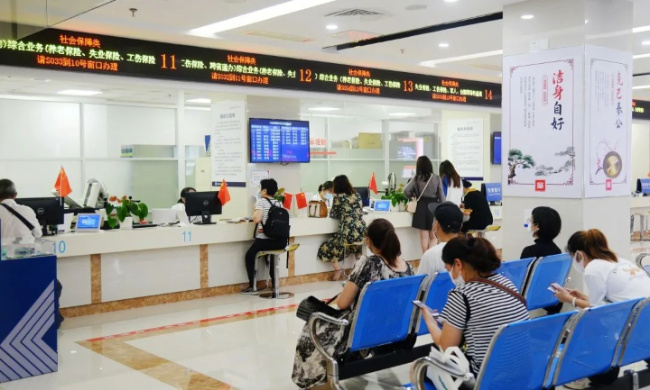 市民在窗口办理业务。厦门市思明区行政审批管理局供图