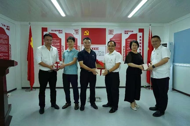 捐赠党建理论书籍。厦门市水利局供图