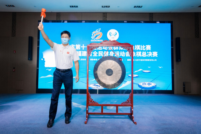 福建省体育局群体处处长苏德新鸣锣开赛。厦门市体育局供图