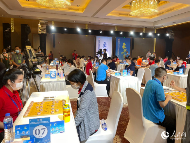 参赛选手们两两对坐，开启激烈的“楚汉争霸”。人民网 张萌摄