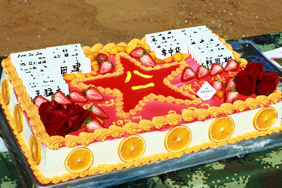 生日蛋糕上有每位“寿星”的名字。吴依扬摄