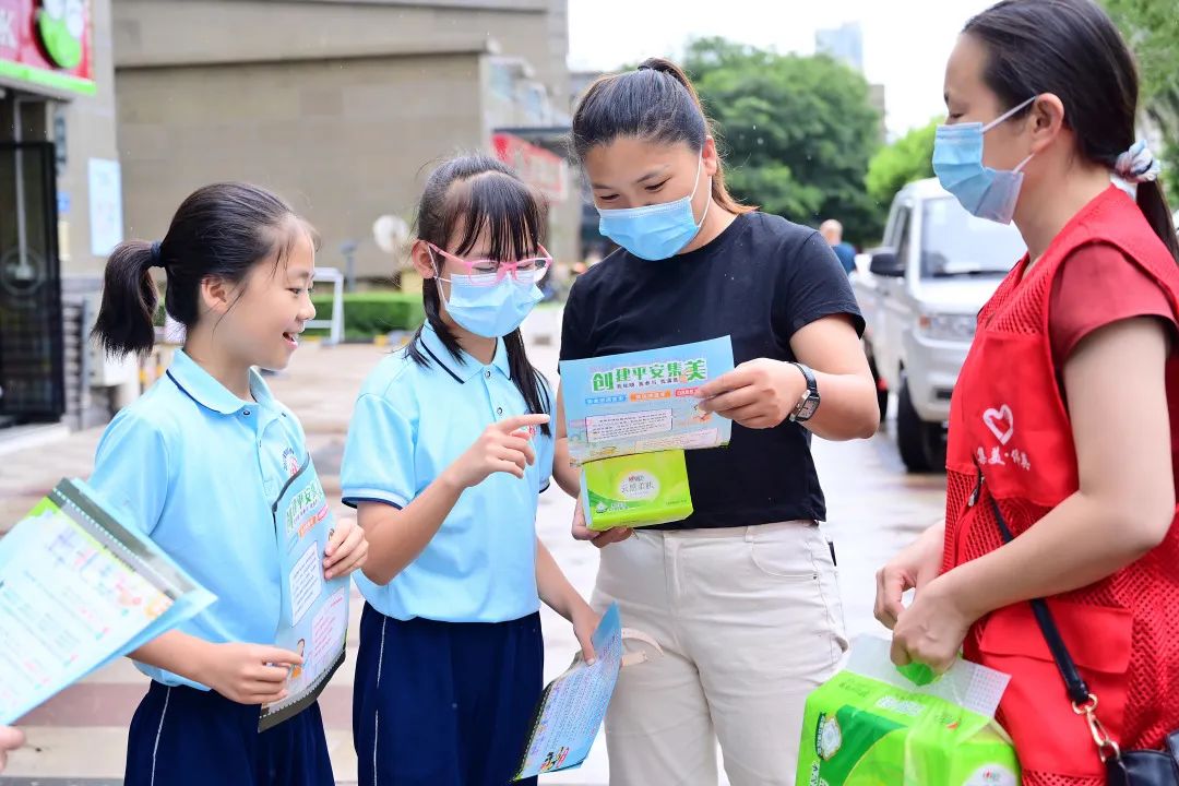 发动中小学生，参与平安、文明宣传