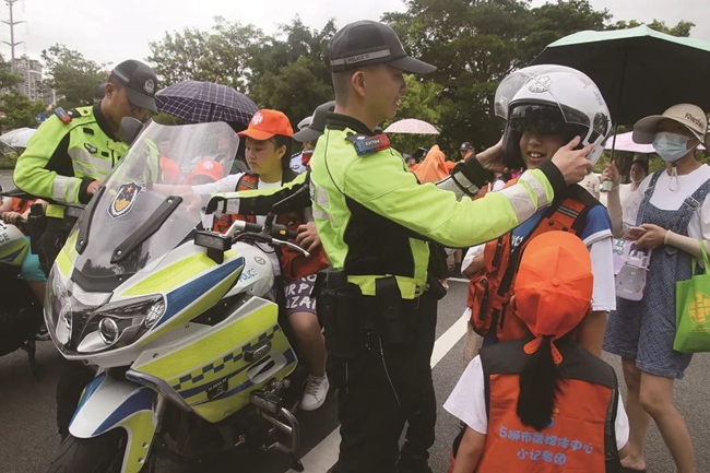小记者团走进铁骑队训练基地。郭雅霞摄