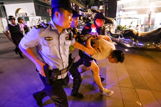 侨英派出所在重点区域开展反恐演练