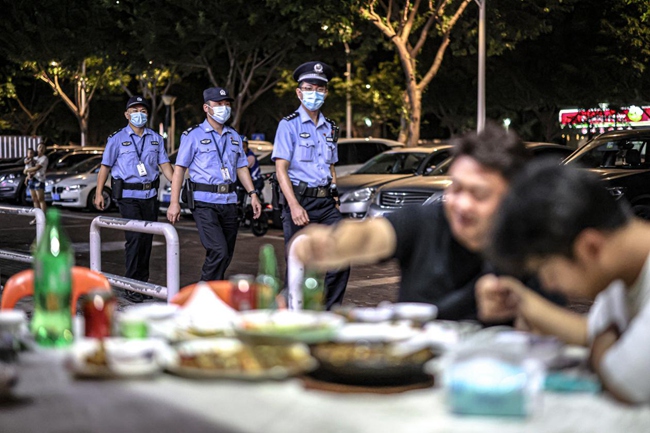 杏林派出所结合夏季治安特点，对大排档等重点部位加强夜间巡逻。集美公安分局供图