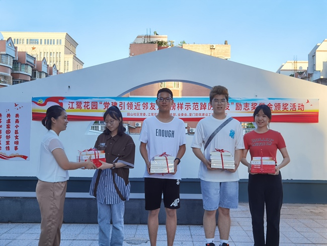 為學子送上紅色書籍。蔡春農攝