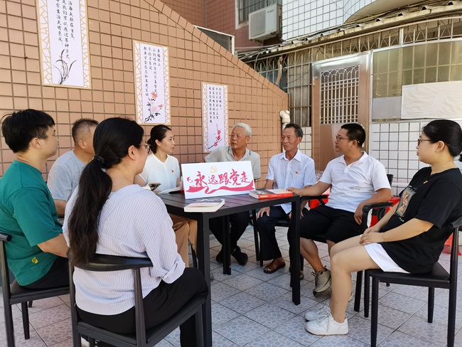 園山社區黨委們與小區居民暢談。黃巧妮攝