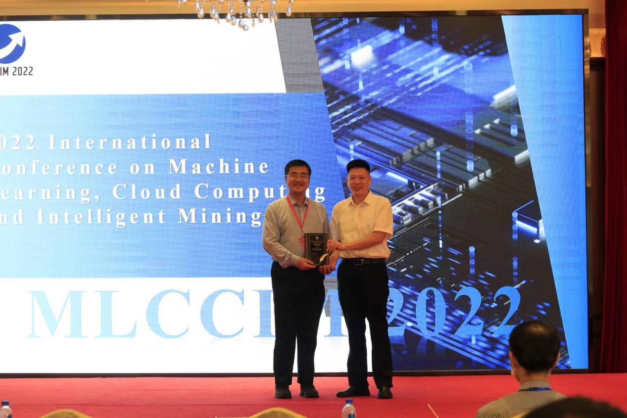 厦门理工学院方晓冬副校长为孙富春教授颁发感谢奖牌。