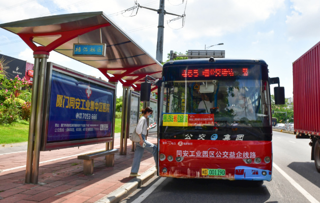 同安工業園區公交益企線路中的465路微循環線路公交車。夏海濱攝
