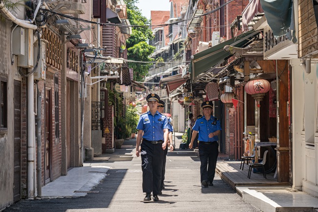 思明城管执法队员巡查市容市貌。思明城管局供图