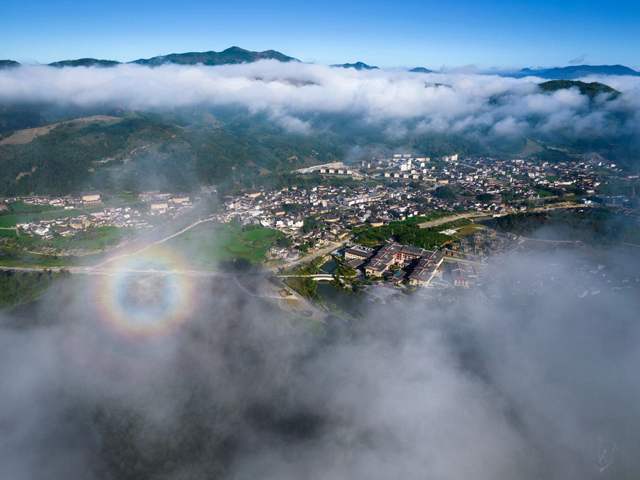 8月12日清晨，在南靖县，星罗棋布的土楼在云雾缠绕下，美不胜收。冯木波摄