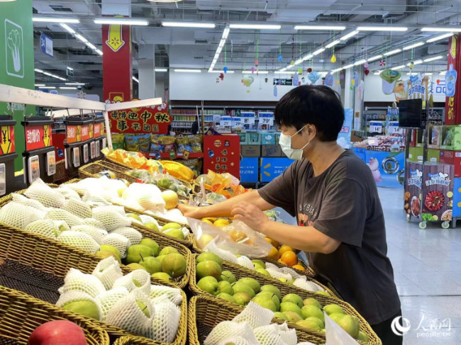 市民正在选购水果。人民网 张萌摄