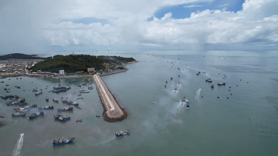 3.8月16日，在漳州市漳浦縣，近百艘漁船有序駛出漁港，開始豐收之旅。李順杰攝_副本
