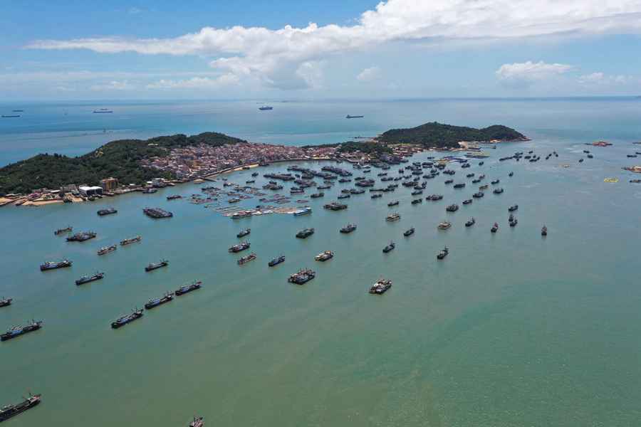 6.8月16日，在漳州市龍海區，1389艘漁船開足馬力，陸續駛向大海趕赴作業漁區。龍海區融媒體中心供圖_副本