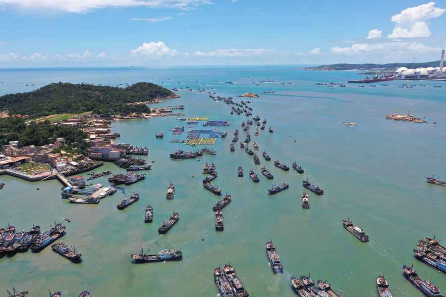 8.8月16日，在漳州市龍海區，1389艘漁船開足馬力，陸續駛向大海趕赴作業漁區。龍海區融媒體中心供圖_副本