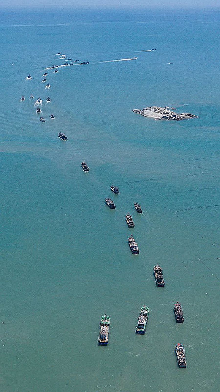 8月16日，在莆田市秀嶼區，漁船浩浩蕩蕩駛向遠海。蔡昊攝