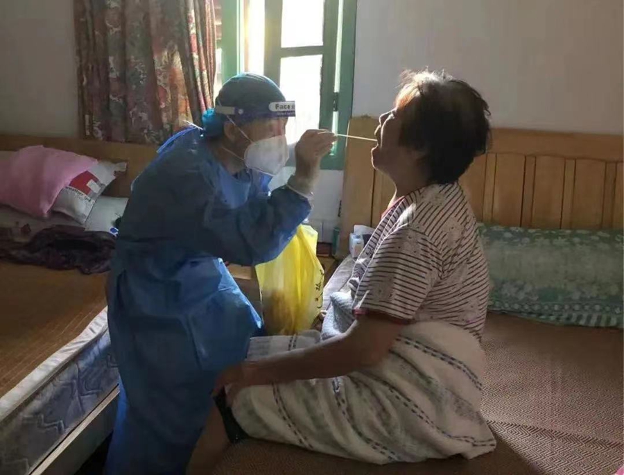 鼓浪屿医院医护人员上门为老人核酸检测。思明区融媒体中心供图